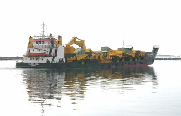 Project Gallery Heavy Equipment Shipments 5 5 lct_cahaya_jaya_sailing_with_h_equipment_cargo